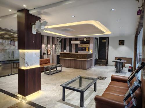 een woonkamer met een bank en een tafel bij HOTEL UMA PALACE in Gorakhpur