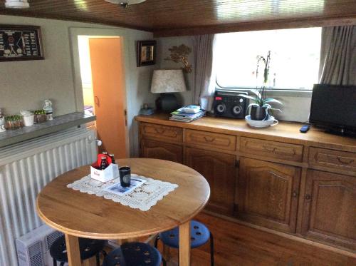 a kitchen with a table with a cake on it at Spits-Lucie B&B in Izegem