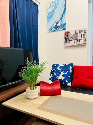 a living room with a couch and a coffee table at Ln40 三宮駅8分 交通至便 閑静な住宅街の貸切フラット一軒家 KOALA FLAT in Kobe