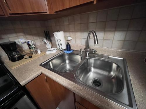 eine Spüle aus rostfreiem Stahl in einer Küche in der Unterkunft Casa Peace Haven Beach House Aguada in Aguada