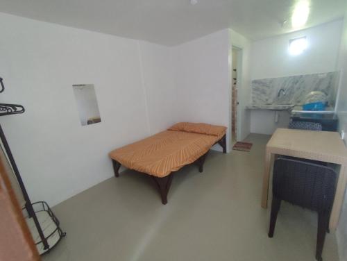 une petite pièce avec un banc et un lavabo dans l'établissement Lorna's Home, à Bil-isan