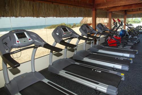 una fila di tapis roulant di fronte alla spiaggia di Royal Decameron Punta Sal - ALL INCLUSIVE a Canoas De Punta Sal