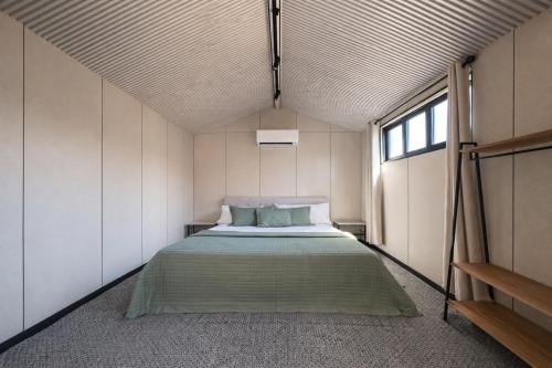 Postel nebo postele na pokoji v ubytování Jolly Knight Motel