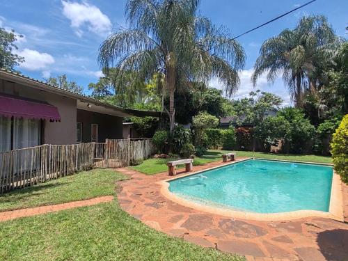 een zwembad in de tuin van een huis bij Ducks Nest in Malelane