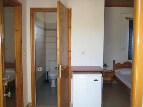 a small bathroom with a toilet and a sink at guest house kalamaki beach preveza in Rizá