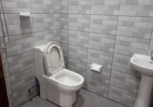 Et badeværelse på Nyamata City View Apartments