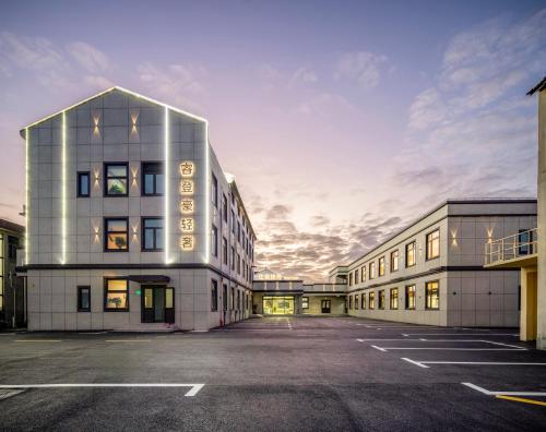 ein leerer Parkplatz vor einem Gebäude in der Unterkunft Ruidenghao Hotel 24 hour free airport shuttle service from Shanghai Airport in Shanghai