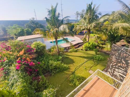 eine Luftaufnahme eines Resorts mit Swimmingpool in der Unterkunft Green Courtyard Luxury Villa in Badlapur