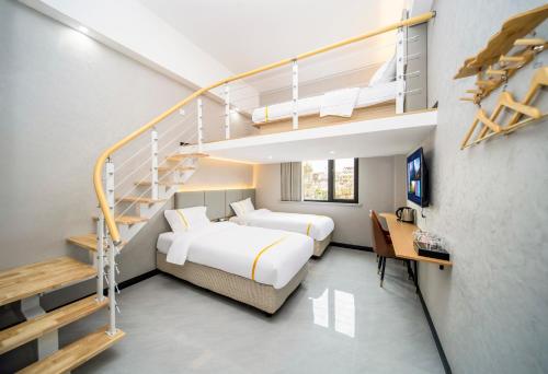 ein Schlafzimmer mit einem Bett und einer Treppe in der Unterkunft Ruidenghao Hotel 24 hour free airport shuttle service from Shanghai Airport in Shanghai
