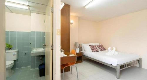 een slaapkamer met een bed en een badkamer met een toilet bij SURANG MANSION in Ban Bang Khen (1)