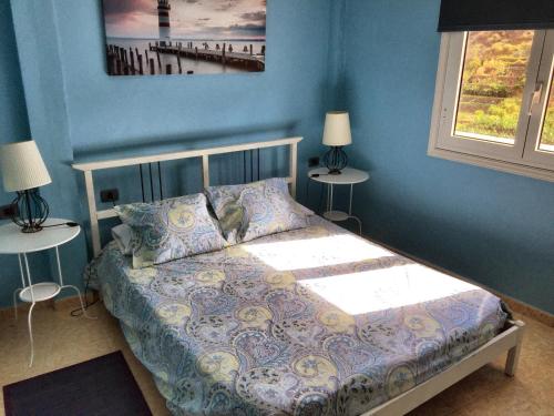 エルミグアにあるCasa Abuelo Pepeの青い壁のベッドルーム1室