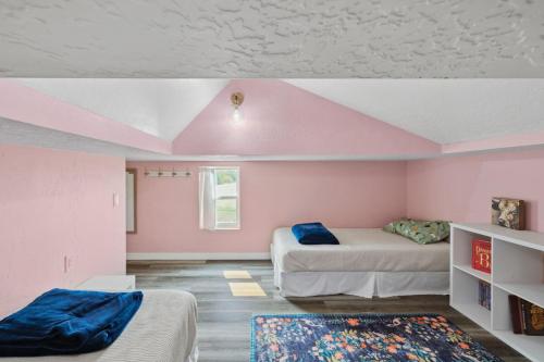 een slaapkamer met 2 bedden en een roze plafond bij Quail Run Loft in Caldwell