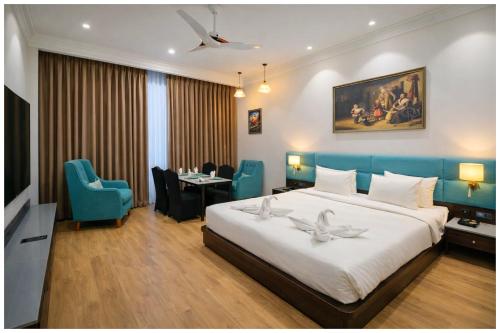 Giường trong phòng chung tại Hotel Mindass Grand Near Sri Krishna Janambhoomoi - Restaurant & Parking &Fully Air conditioning Luxuary Room - Top Rated Hotel In Mathura