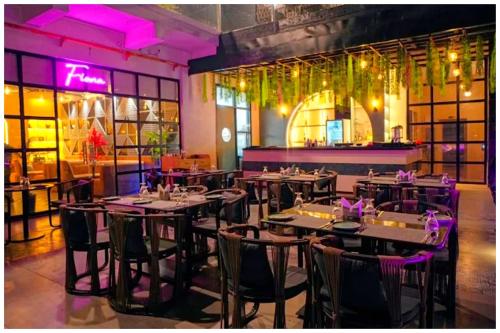 Nhà hàng/khu ăn uống khác tại Hotel Mindass Grand Near Sri Krishna Janambhoomoi - Restaurant & Parking &Fully Air conditioning Luxuary Room - Top Rated Hotel In Mathura