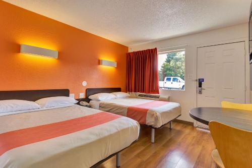 pokój hotelowy z 2 łóżkami i stołem w obiekcie Motel 6-Santa Rosa, CA - South w mieście Santa Rosa