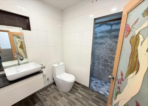 een badkamer met toilet en wastafel bij All Times Pool Villas in Ban Tha Khun