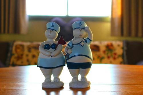 two figurines of two people in bathing suits on a table at Spits-Lucie B&B in Izegem