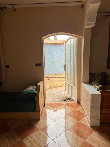 een kamer met een deur die leidt naar een kamer met uitzicht op de oceaan bij espace familiale in Azrou