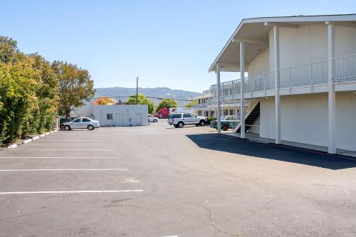 a parking lot outside of a building with cars parked at Motel 6-Ukiah, CA in Ukiah