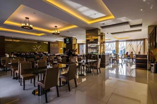 玛琅Gets Hotel Malang的建筑物内有桌椅的餐厅