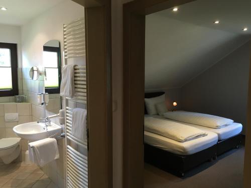 Ένα μπάνιο στο Landhaus Hotel Göke