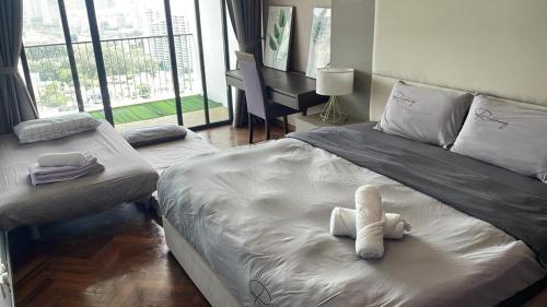 Postel nebo postele na pokoji v ubytování Premier Suite Seaview 3 minute to gurney