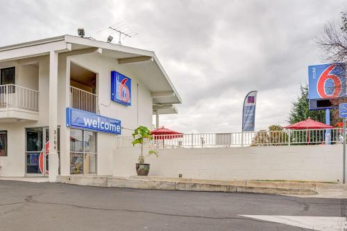 a building with a welcome sign in front of it at Motel 6-Portland, OR - Central in Portland