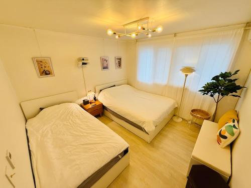 Postel nebo postele na pokoji v ubytování 신규 가산디지털단지역1호선 7호선 2분 공항리무진 홍대 성수 명동 종로30분 고척돔