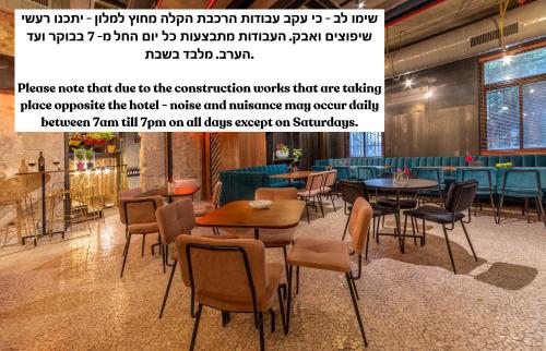 een restaurant met tafels en stoelen in een kamer bij Stay Inn Hotel Jerusalem in Jeruzalem