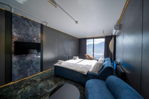 une chambre avec un lit et une grande fenêtre dans l'établissement Lost In Clouds, à Yenokavan