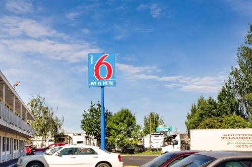 a sign for a parking lot with a no parking sign at Motel 6-Tacoma, WA - Fife in Fife