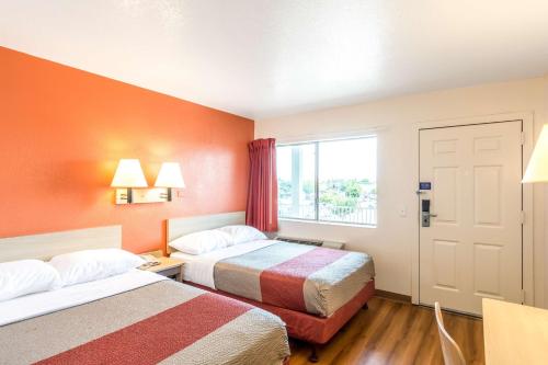 Postel nebo postele na pokoji v ubytování Motel 6-Redding, CA - Central
