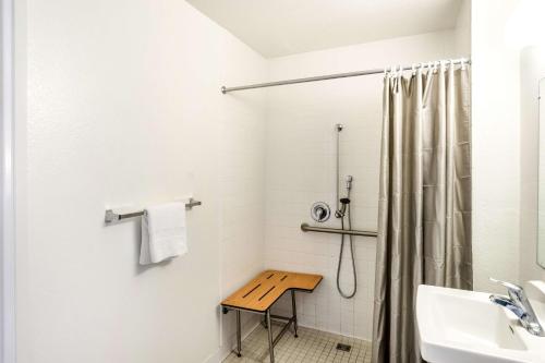 Koupelna v ubytování Motel 6-Redding, CA - Central