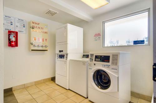 a laundry room with a washing machine and a window at Motel 6-Tacoma, WA - Fife in Fife