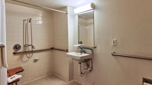 Et badeværelse på Motel 6-Chico, CA