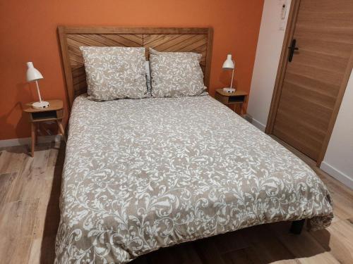 un lit dans une chambre avec deux lampes sur des tables dans l'établissement Andreini Patricia et Bruno, à Draguignan