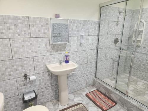 Phòng tắm tại Rustic Bamboo Forest Villa