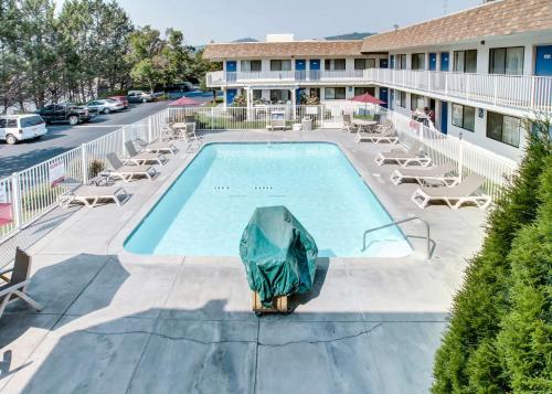 Piscina en o cerca de Motel 6-Grants Pass, OR