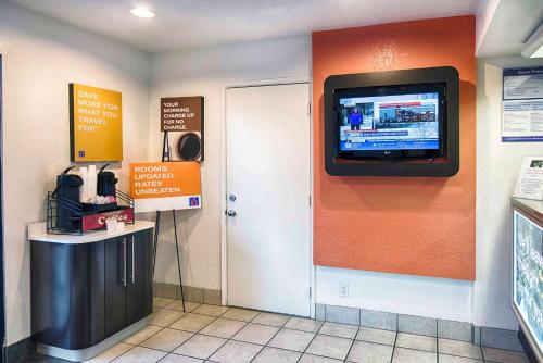 a tv on the wall of a fast food restaurant at Motel 6-Mammoth Lakes, CA in Mammoth Lakes