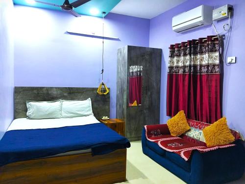 een slaapkamer met een bed en een stoel erin bij ASSHAPPYSTAYINN HOTEL in Tiruchchirāppalli