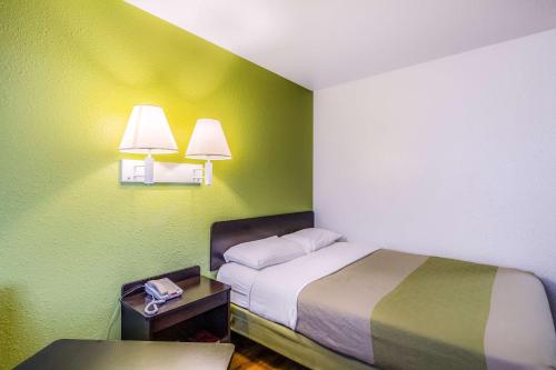 Кровать или кровати в номере Motel 6-Green Bay, WI