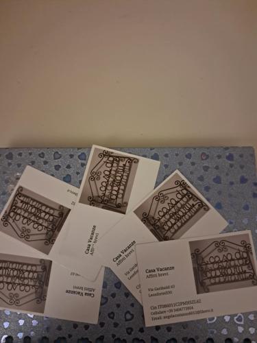 een stapel dozen bovenop een tafel bij A casa do Caliaru in Leonforte