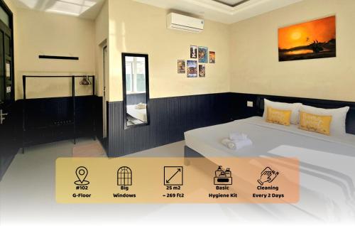 een hotelkamer met twee bedden en beschrijvingen van de kamer bij Flamingo Homestay - Spacious Room with Comfortable Spring Mattress - 200m from Hoi An Ancient Town & Night Market in Hội An