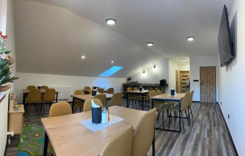 een eetkamer met tafels en stoelen en een cafetaria bij Apartmány U Rodinky in Lipova Lazne