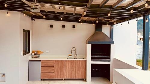 Kuchyň nebo kuchyňský kout v ubytování Luxury Casa Hojarascas