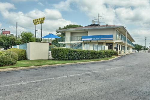 a building on the side of a street at Skyline Inn in Conway