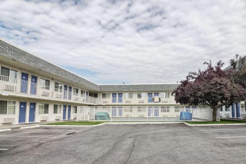 an empty parking lot in front of a building at Motel 6-Coeur D'Alene, ID in Coeur d'Alene