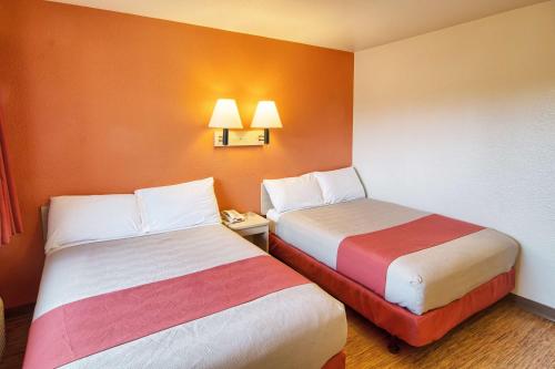 a room with two beds in a hotel room at Motel 6-Coeur D'Alene, ID in Coeur d'Alene