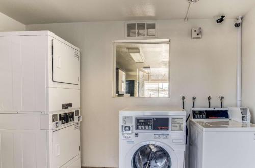 a laundry room with a washer and a dryer at Motel 6 Fort Collins, CO in Fort Collins