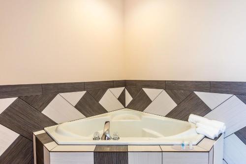 Habitación con baño con bañera. en Comfort Inn & Suites Moore - Oklahoma City en Moore